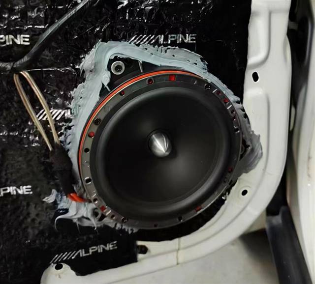 使整个音响系统的声音更加饱满,立体lelux有声源低音炮安装在尾箱最后