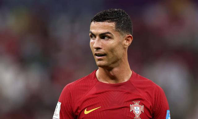 c罗首发岌岌可危,葡萄牙队拟变阵让1亿巨星抢位置___