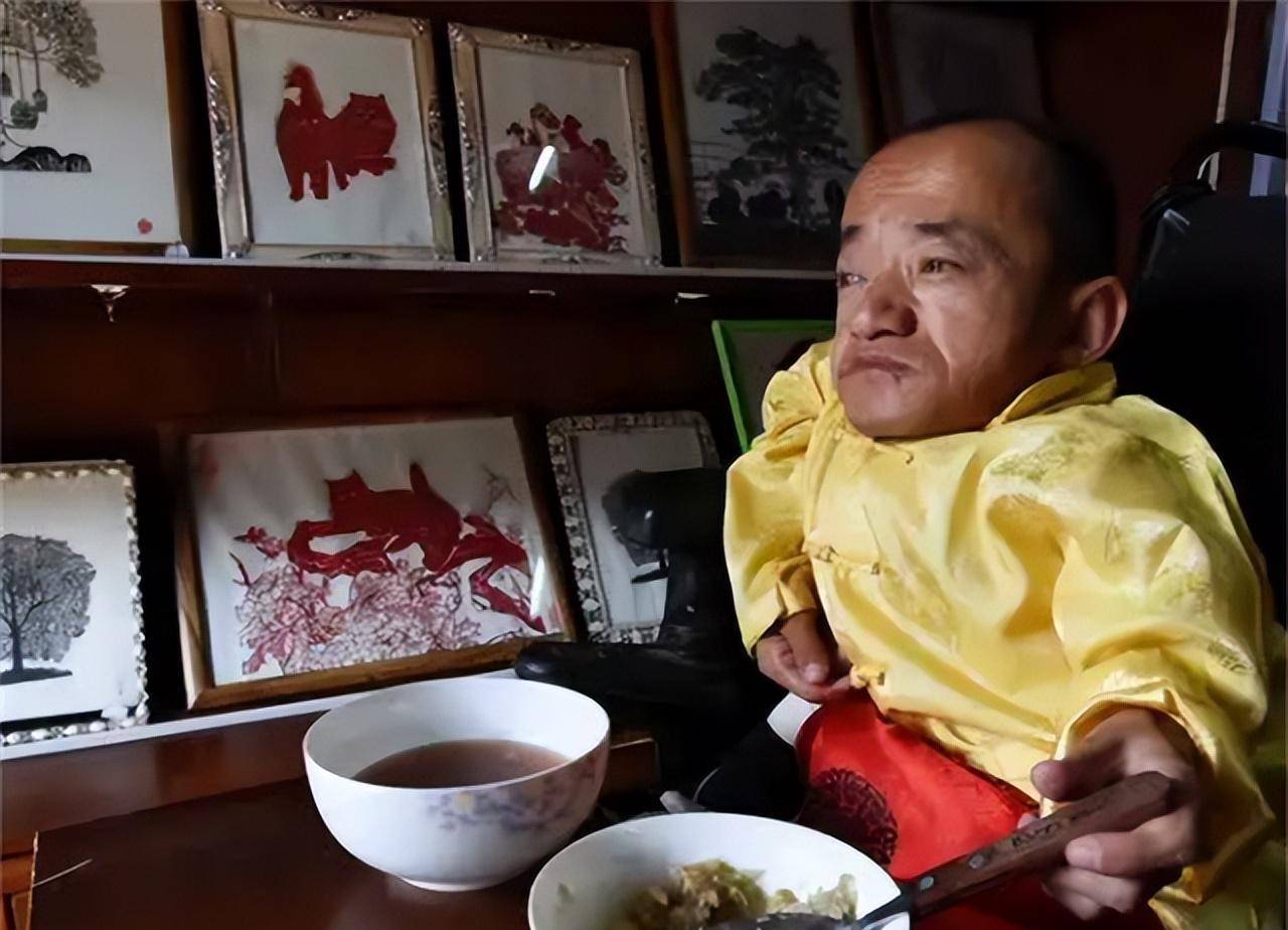 张永红:身高70厘米,娶了个老婆跟人跑了,如今靠剪纸养活女儿