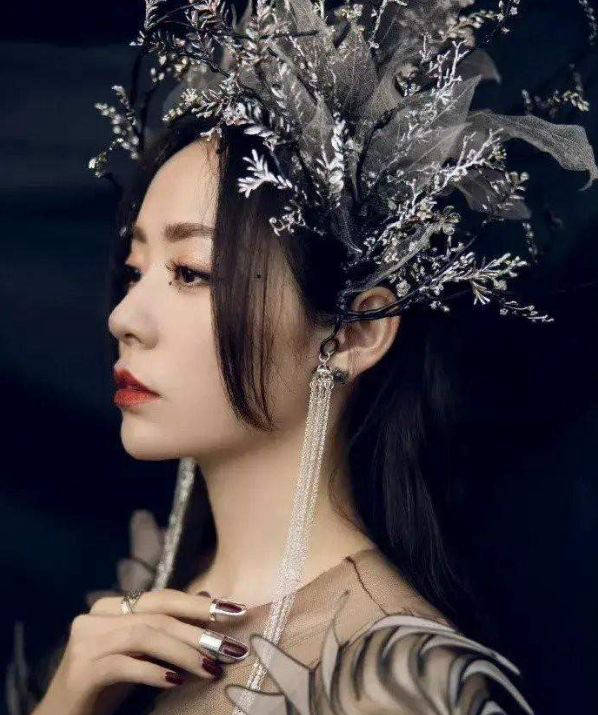 张靓颖性感半透视礼服抢镜!曲线美引发热议