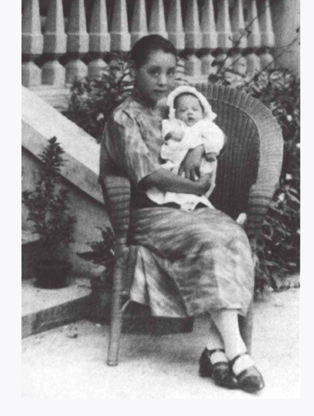 与徐志摩离婚后,张幼仪再嫁苏纪之,将徐志摩唯一血脉培养成才