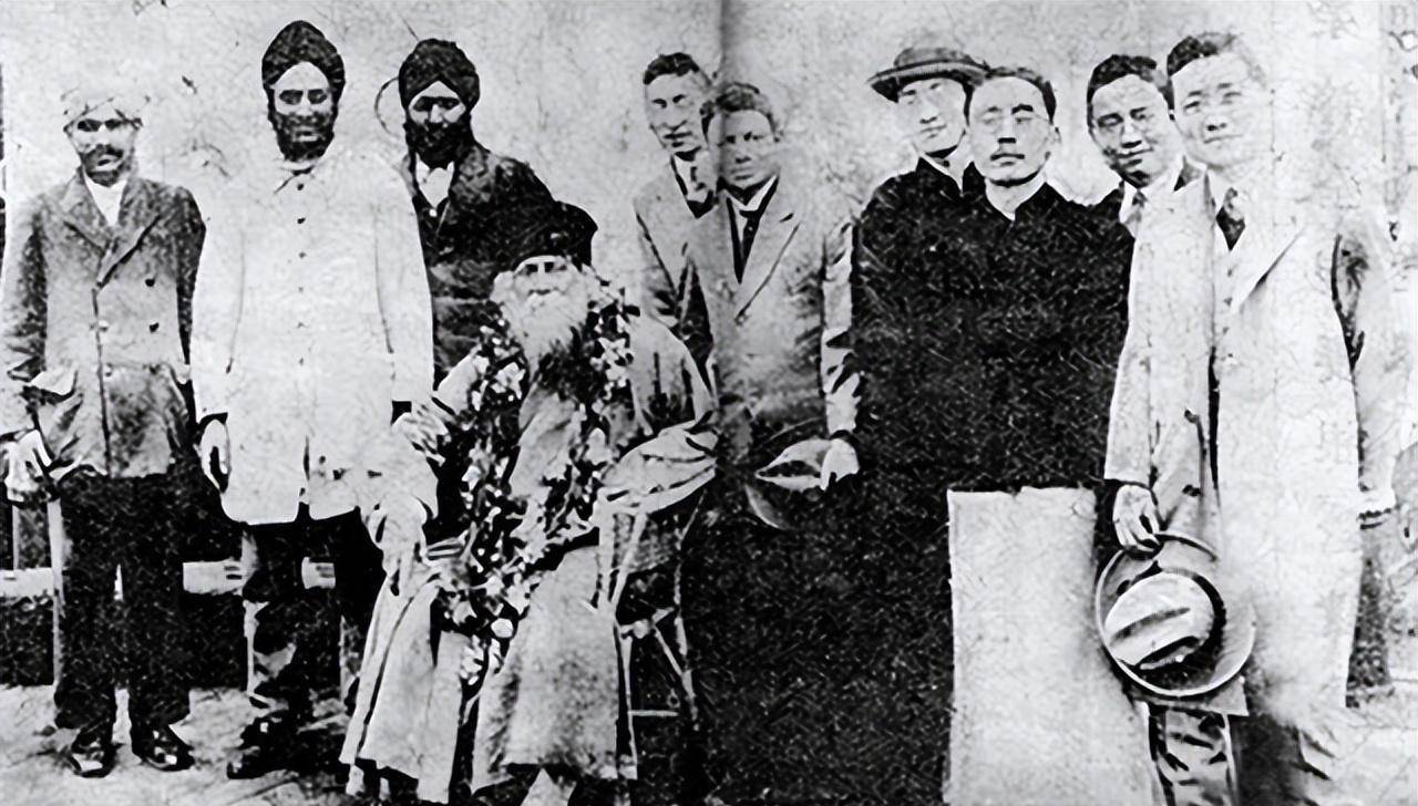 郑振铎(右二)等人合影张君劢被绑架后,绑匪几乎每天都会给张家打电话