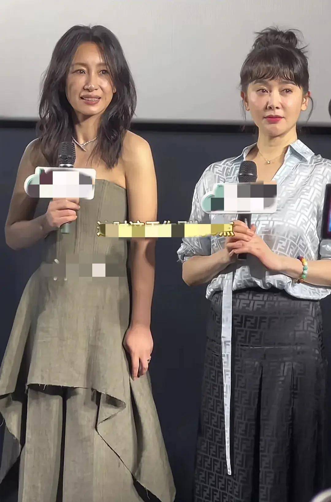 45岁秦海璐和46岁左小青同框,一个身材似少女,一个脸蛋似少女!