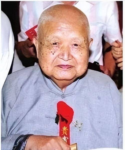 还有一位,最为知名就是文博界的泰斗级人物史树青.