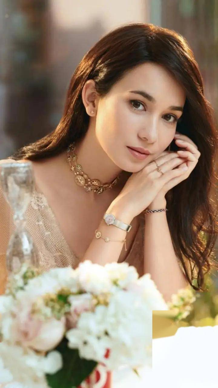 岁月静好,卢靖姗45岁绽放如初,写真里的每寸肌肤都在诉说这谁挡得住!