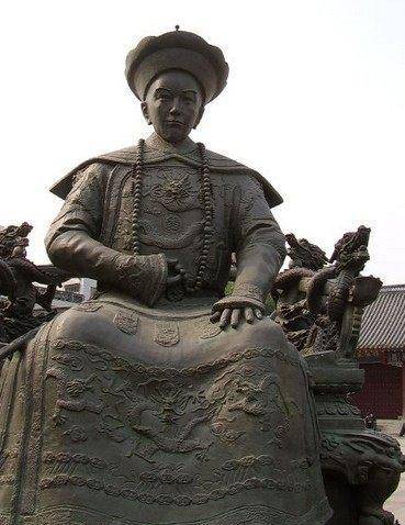 皇帝画像见得多了,沈阳皇寺广场的满清十二帝雕像有没见过