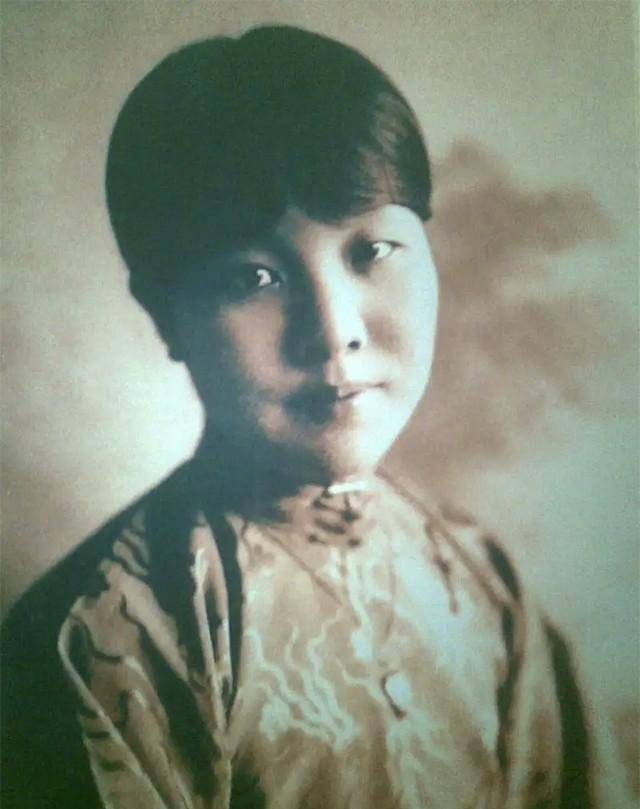 王世瑛分娩在即,好友冰心给身在美国的丈夫报喜,不料喜讯变噩耗