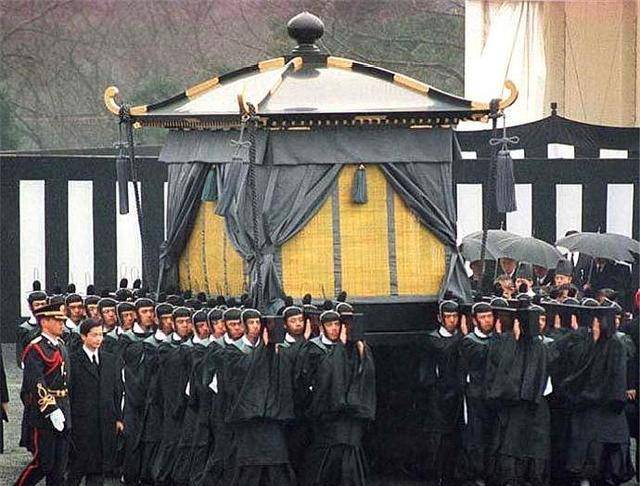实拍裕仁天皇葬礼:规模堪比中国皇帝,百人为他抬棺,百万人送行_日本