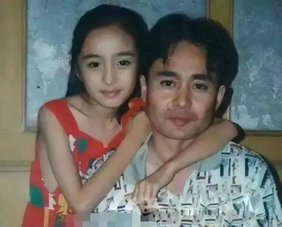 杨幂父母现身苏州看楼盘,杨母穿紧身裙拎爱马仕,身材比女儿还绝_妈妈