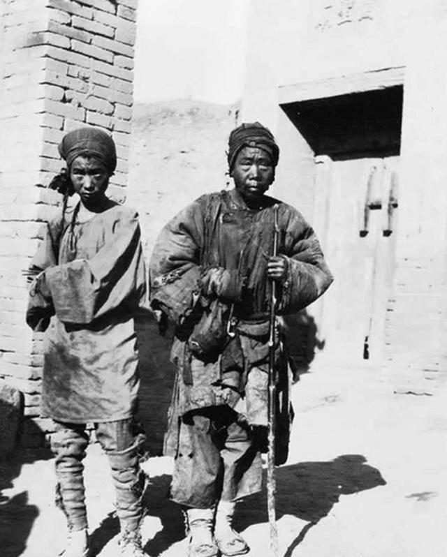 清末老百姓的生活:衣襟滥搂者随处可见,图8为木箱中等死的女囚