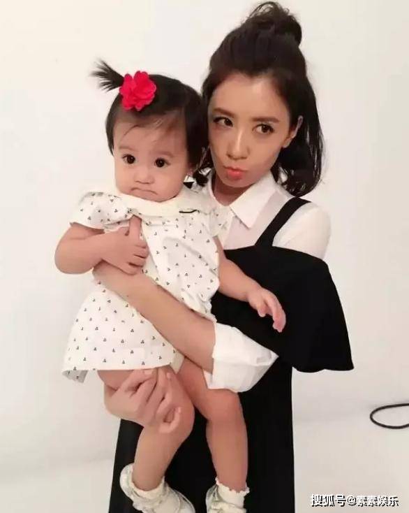 贾静雯带两个女儿学书法,和大女儿风格完全不同,9岁咘咘显调皮