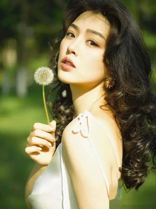 [余薇薇写真,性感女神的韵味,饱满身材让人难以忘怀!