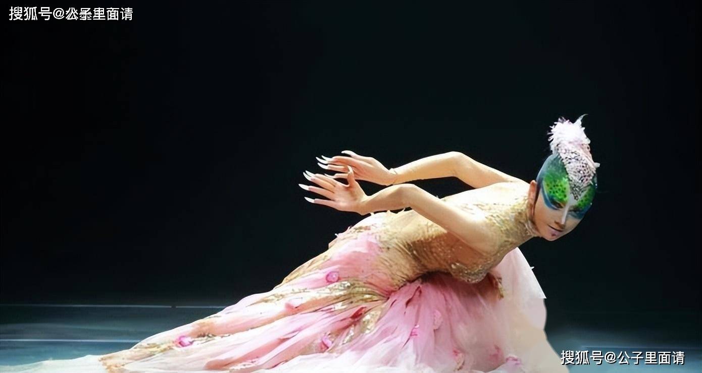 杨丽萍上台没穿衣服?服装都是彩绘的,镜头放大时太"抢眼"