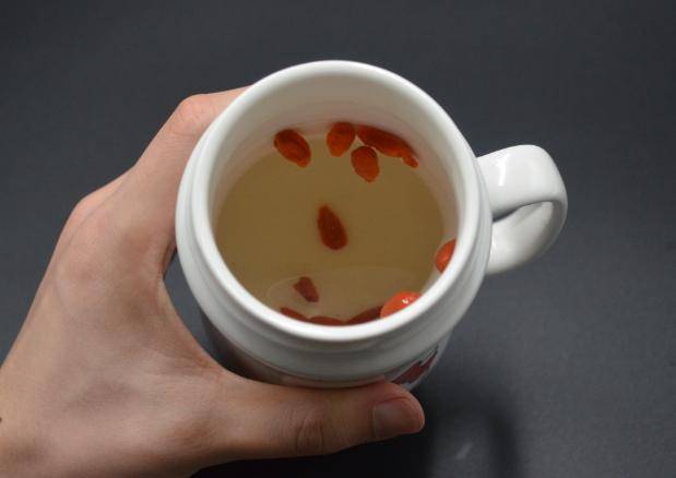 每天一杯枸杞泡水,或能收获7个变化,医生提醒:这4类人尽量少喝