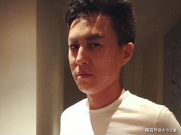 不拍戏就"消失",47岁的靳东,已经走上了男演员的另一条大道