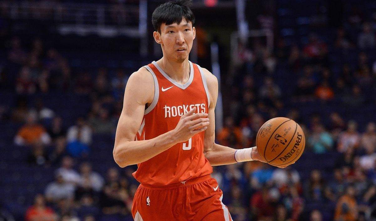 2016年被火箭次轮选中之后,周琦先是回到cba帮助新疆拿下了总冠军