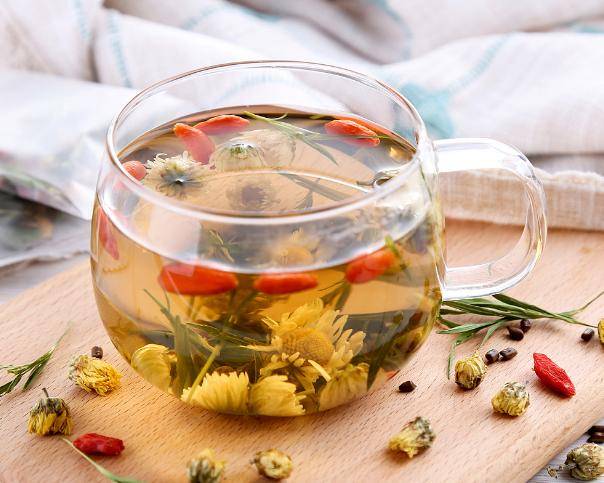 每天一杯枸杞泡水,或能收获7个变化,医生提醒:这4类人尽量少喝