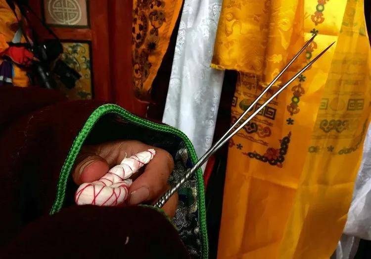 其中,"开山"时,"拉哇(即法师)"爬上神杆,用刀划破头皮,以血祭祀神灵;"