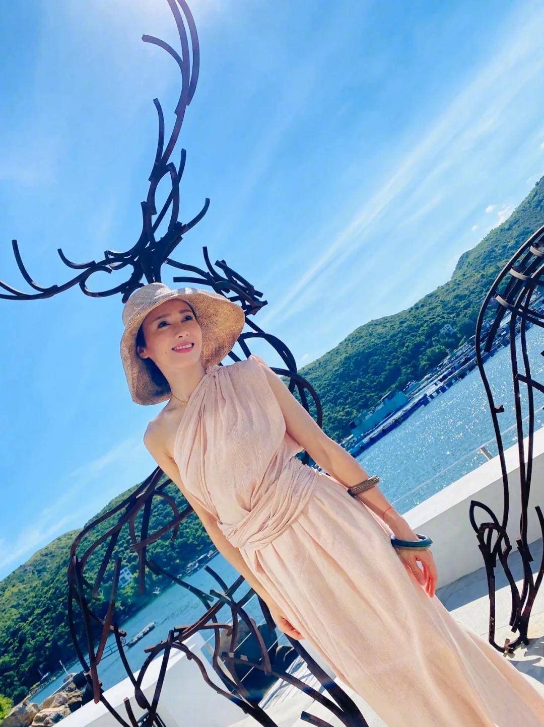 黎姿医美过度,虽没皱纹但老态还真实,是保养很好的优雅奶奶,还是很