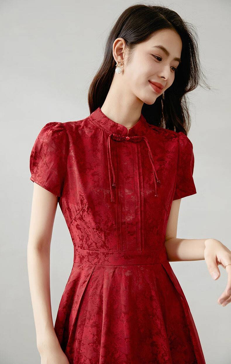 这条气质连衣裙,红色的绝美与惊艳,不管在什么时候都十分出众