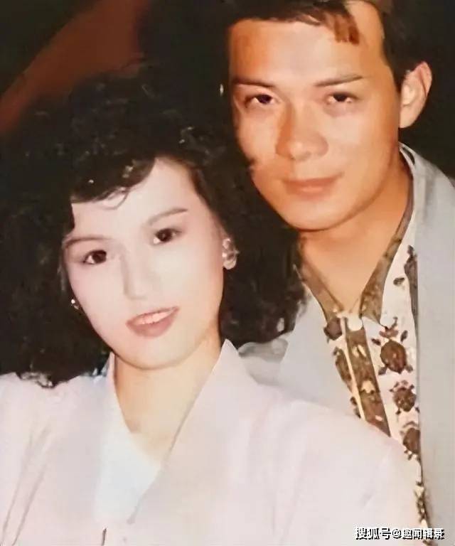 而梁洁华,同样是一位优秀的演员,早年便与黄日华相识,并共同度过了