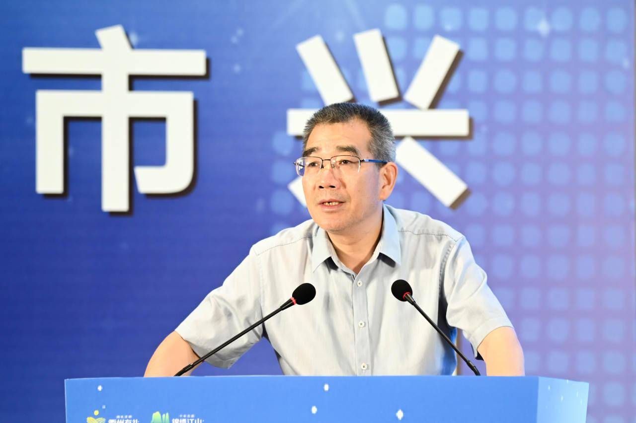 市委副书记,市长徐明峰代表江山市委,市政府和61万江山人民向各位领导