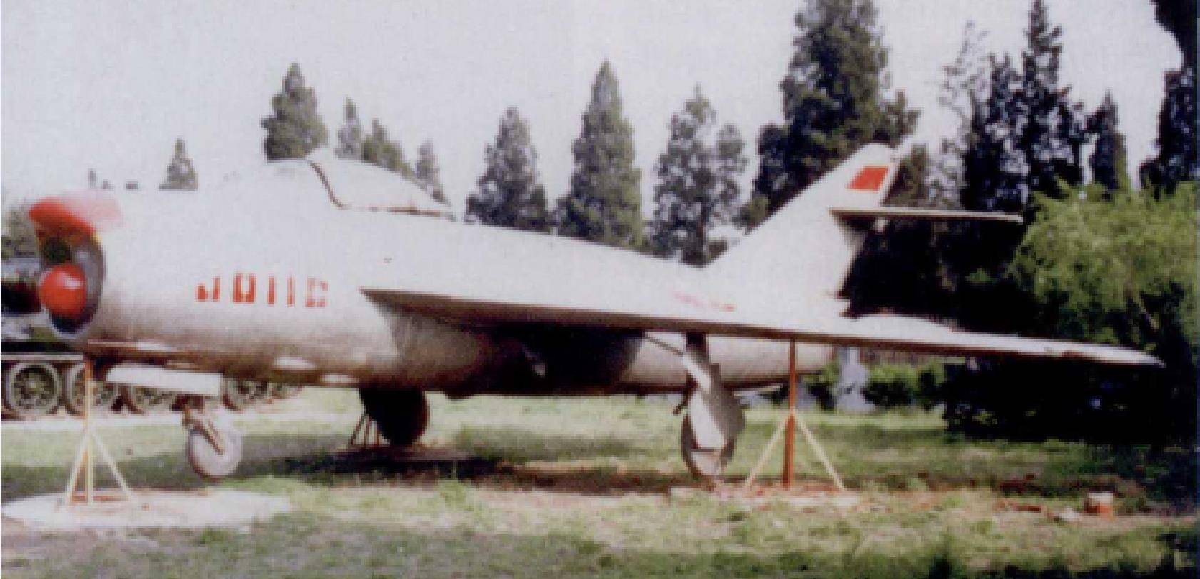 南海舰队航空兵指挥所立刻派出4架歼-5型战斗机起飞迎敌,谷德合担任