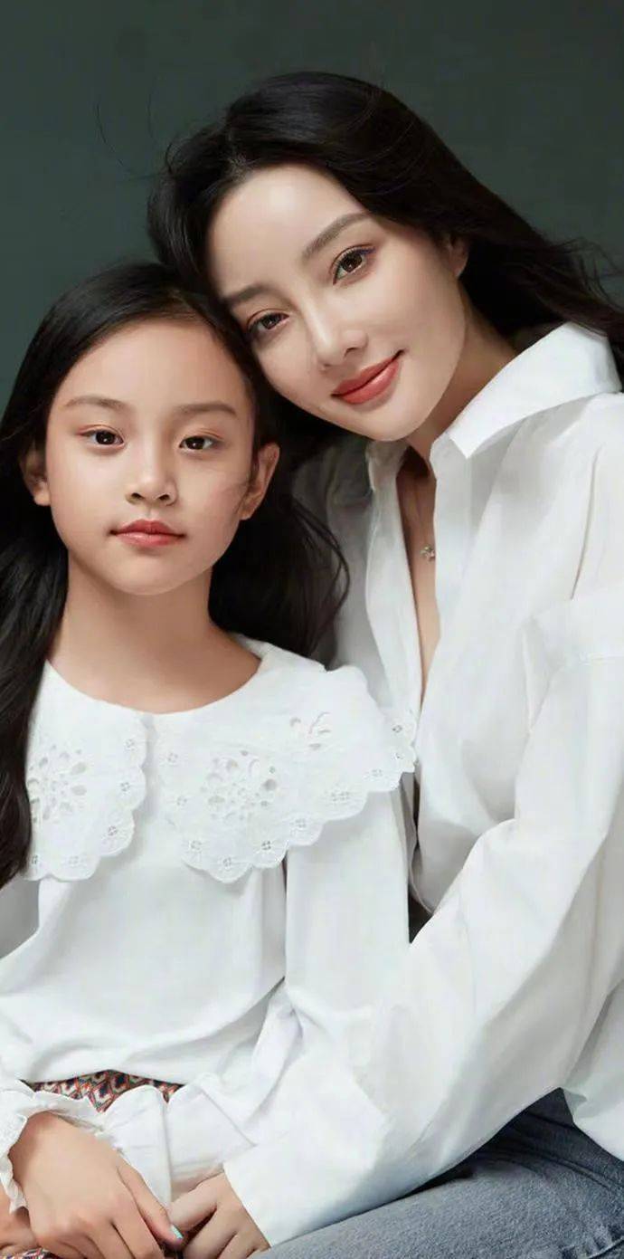 看了11岁甜馨和14岁王诗龄的近照,才明白李小璐和李湘的区别