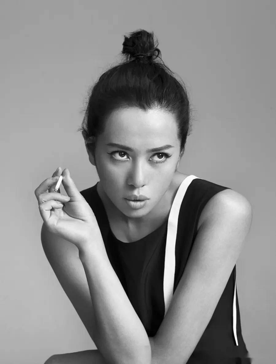 47岁余男,性感迷人的演技派,这谁顶得住的魅力四射!