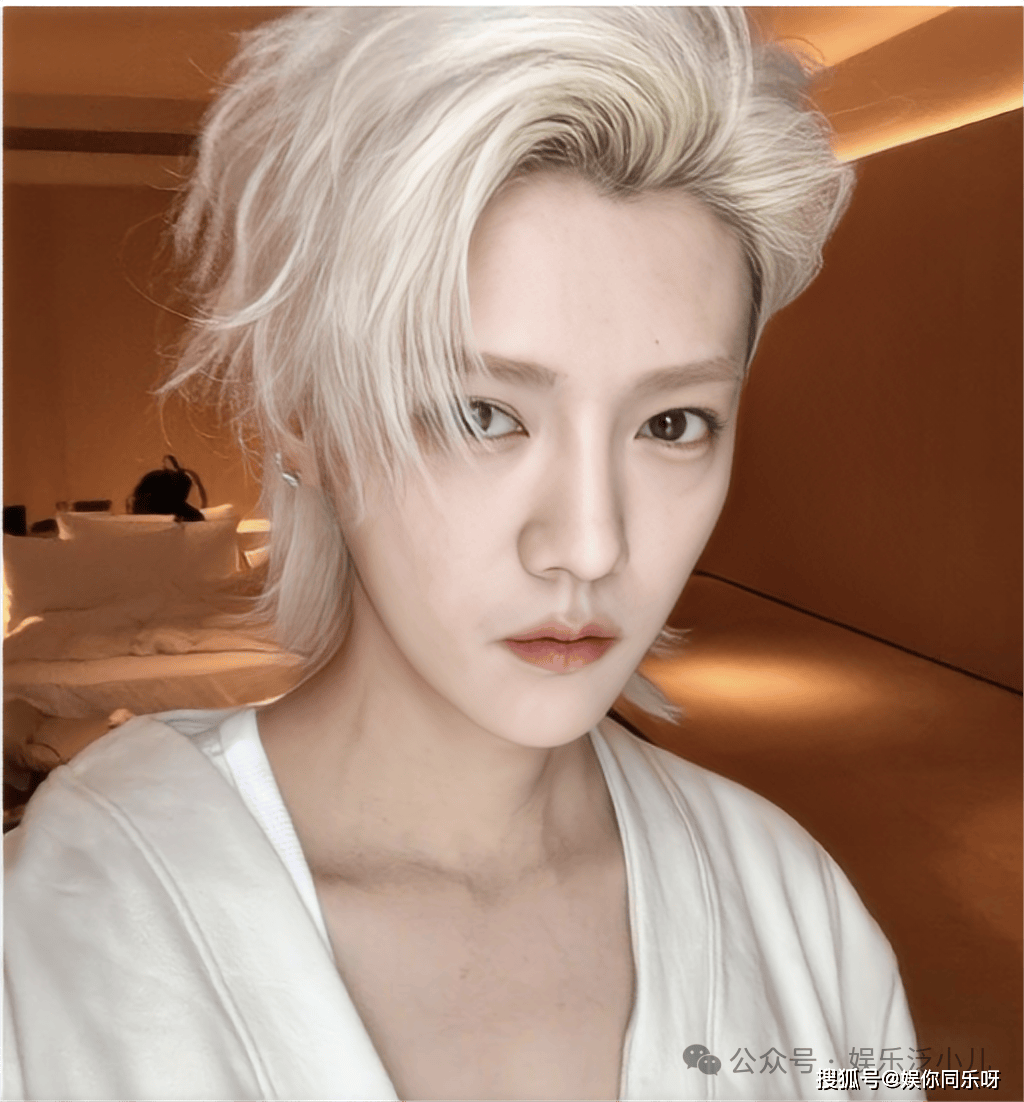 45岁邓超泳池抱着32岁鹿晗,白发马尾辫让人不敢认,好像"抱者个大姑娘"