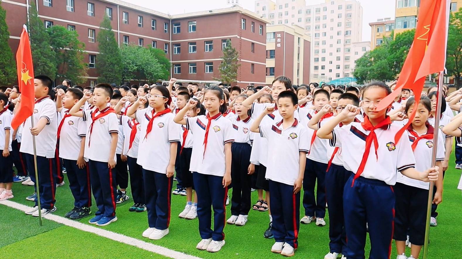 包头市青山区哈达道小学举行一年级新队员入队仪式暨少先队表彰活动