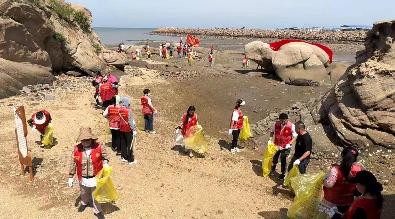 鲅鱼圈望海寨海滩迎来爱心志愿服务队 助力清理海洋垃圾