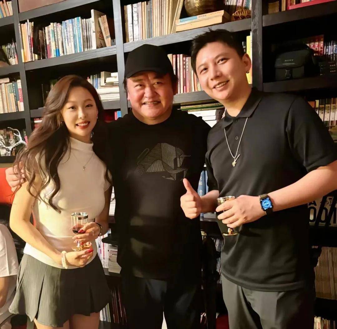 刘欢在家宴请学生,卢璐忙前忙后很贤妻,身材微胖一脸福相刘欢笑的合不