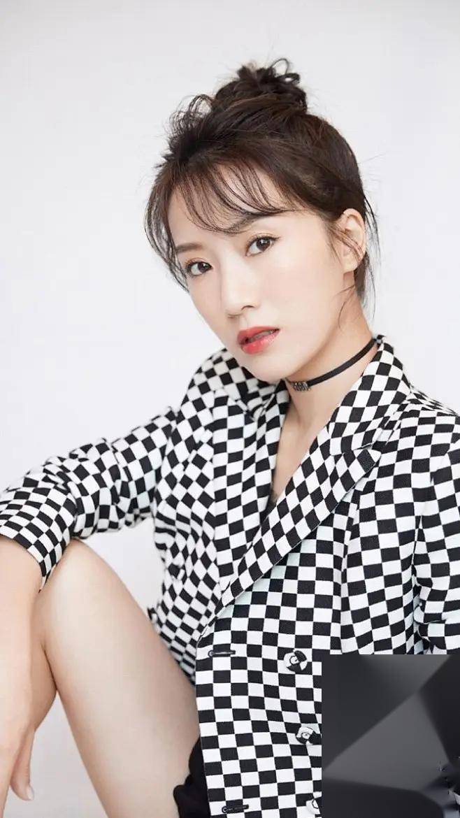 魅力四射李念:性感尤物的写真,饱满韵味中散发着无法抵挡的魅力!