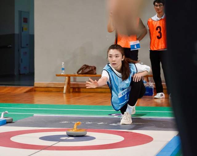 市体育局系统职工连续三年相约"陆地冰壶"赛_比赛_中心_参赛选手