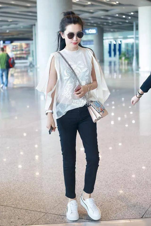 李冰冰携父母旅游,她51岁还花容月貌五官随了爸爸,妈妈像农家奶奶很