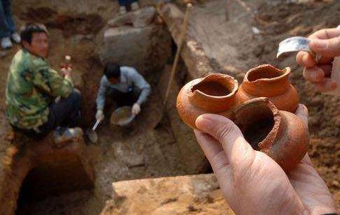 这位考古专家,在发掘清朝古墓时,无意挖到自家祖先,结局如何?