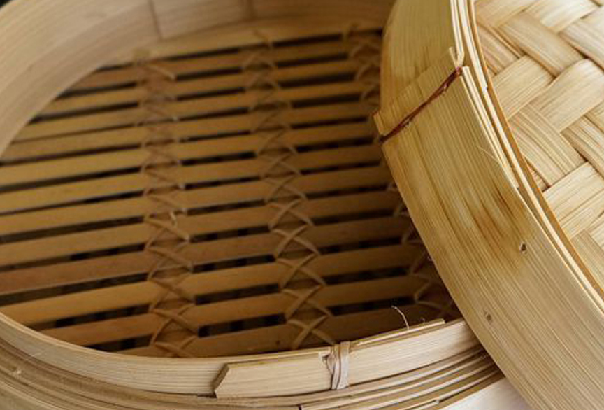 竹蒸笼的做工有点粗糙,边也没有细磨,但是结构很牢固,拿来砸