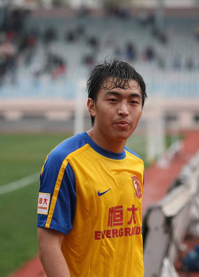 广州队功勋冯潇霆接宋掌门亲递球衣 21年职业生涯画上完美句点