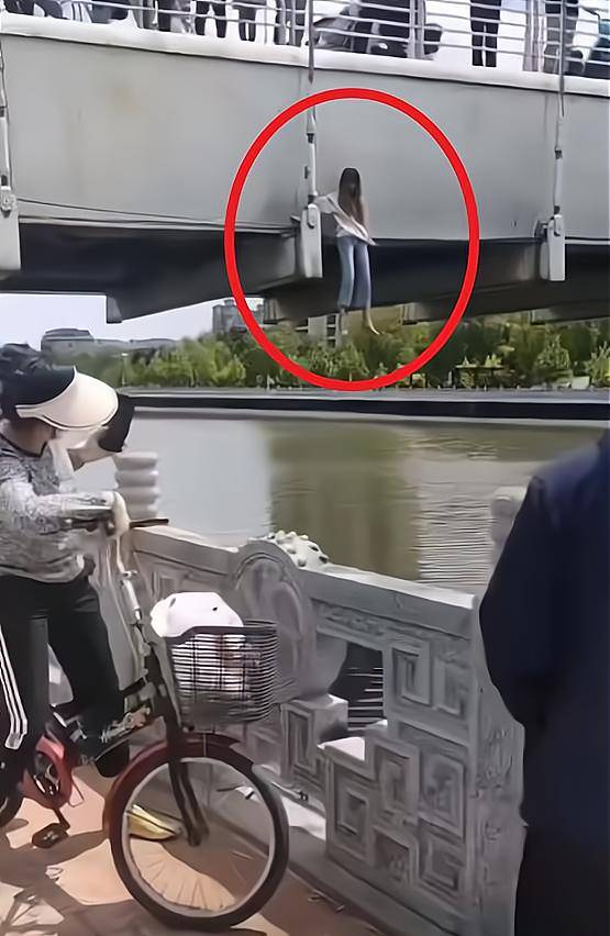 女子失恋跳河,结果水太浅,网友:上天给你活命的机会!