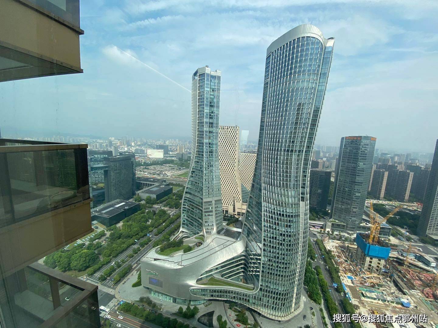 迪凯国际金座同步世界豪宅标准,创新户型设计;6,五星服务,白金管家:于