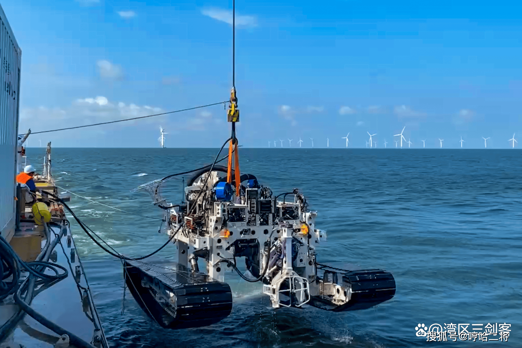 广州南沙造出国产首台深海自动埋缆机器人