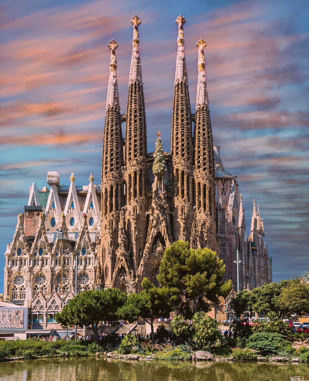 奎尔公园(park güell)这座高迪的又一杰作充满了童话般的色彩和奇异