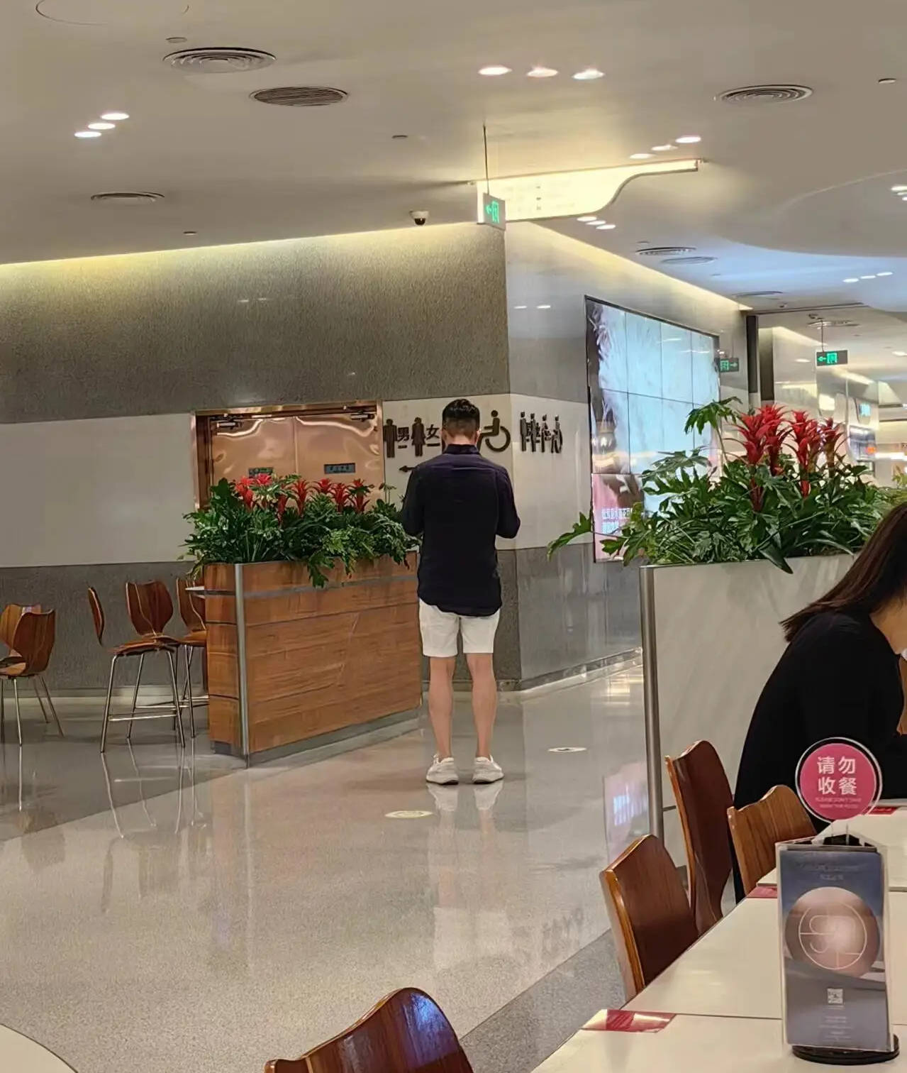 汪小菲夫妇与晚晚夫妇同框 Mandy身穿长裙小露身材-搜狐大视野-搜狐新闻