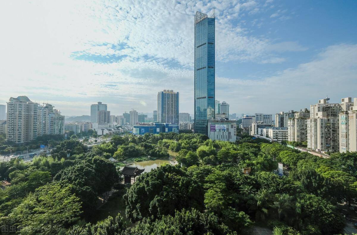 而且四面环山,东有鼓山,西有旗山,南有五虎山,北有莲花峰,其海拔多在