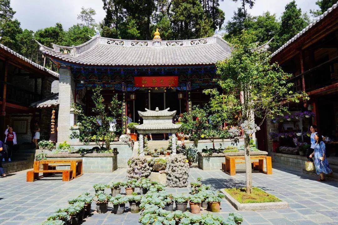 自驾可导航感通索道停车场,然后顺旁边山路步行20分钟抵达寂照庵,一路