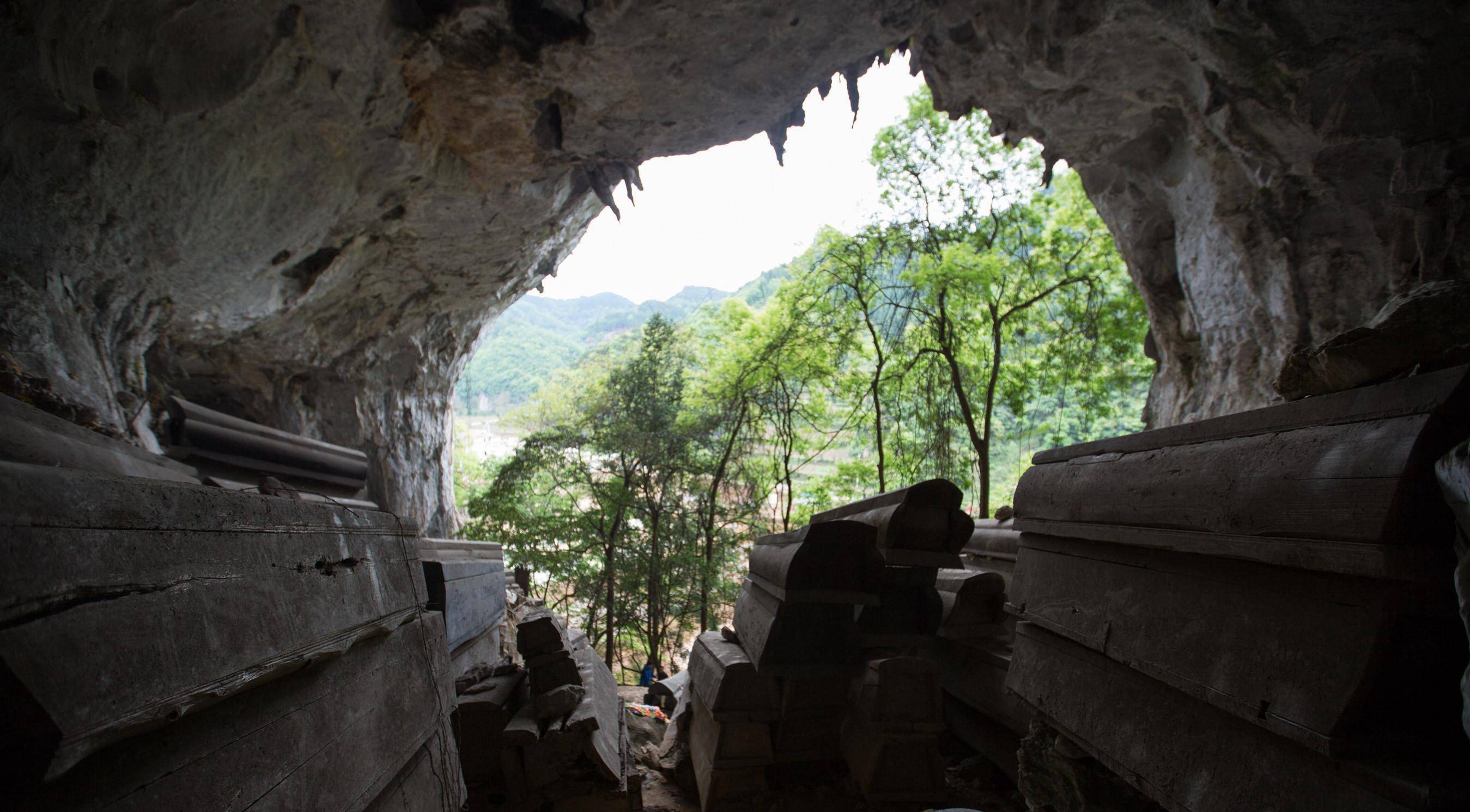 为守护567具棺材,贵州大爷白天搬砖,晚上住洞穴,月薪只有三百