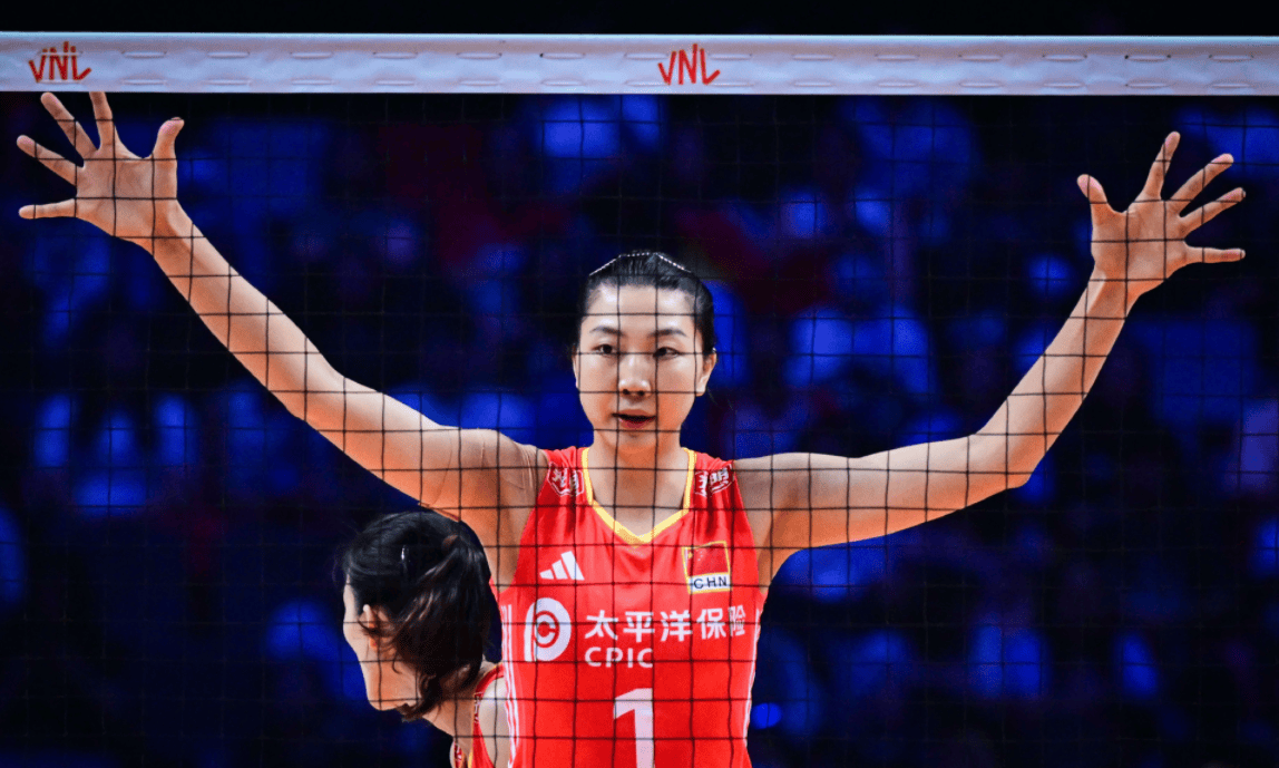 毕竟颜妮当年可有着"北长城"的名号,拦网独成一档的存在!