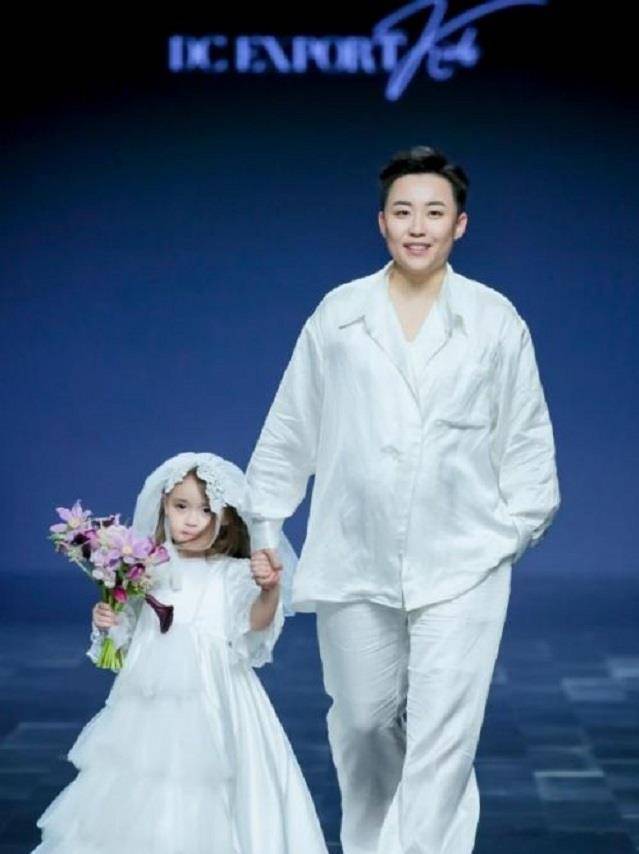 叶海洋和女儿走秀给孩子足够的爱和安全感关于如何在没有父亲的情况下