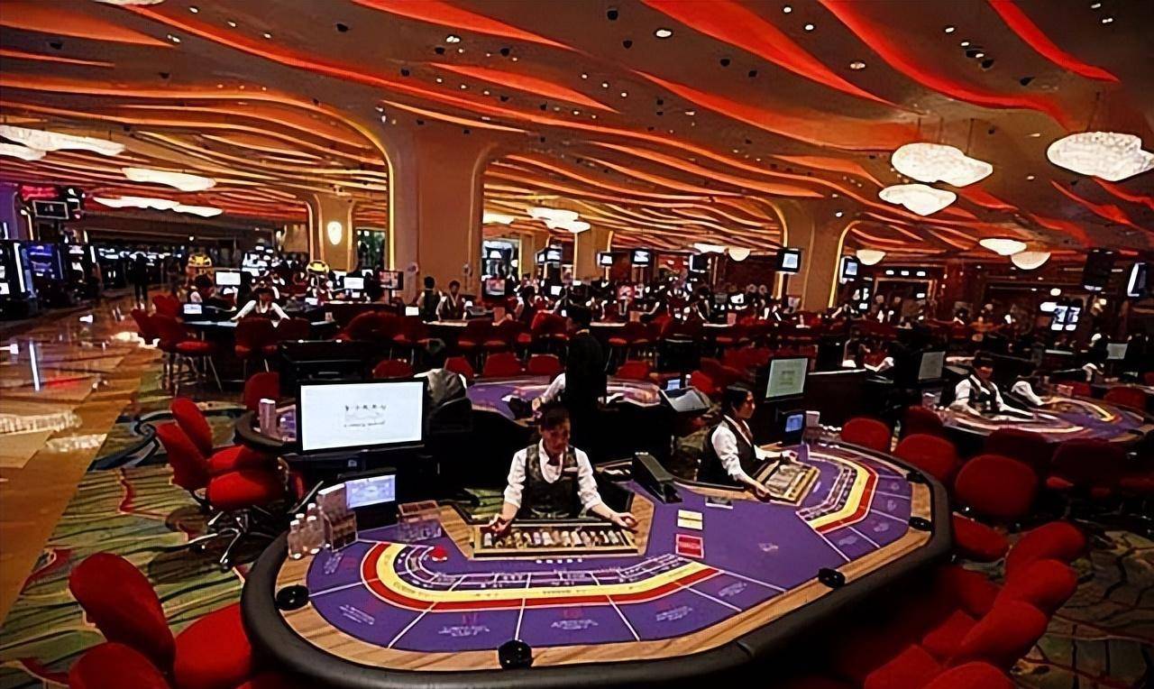 17年江西小伙为追求40岁富婆,狂砸130万后被拉黑,后富婆被判3年